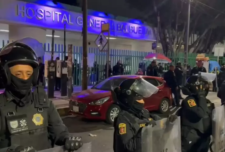 Policías mantienen movilización a las afueras del Hospital Balbuena en CDMX.