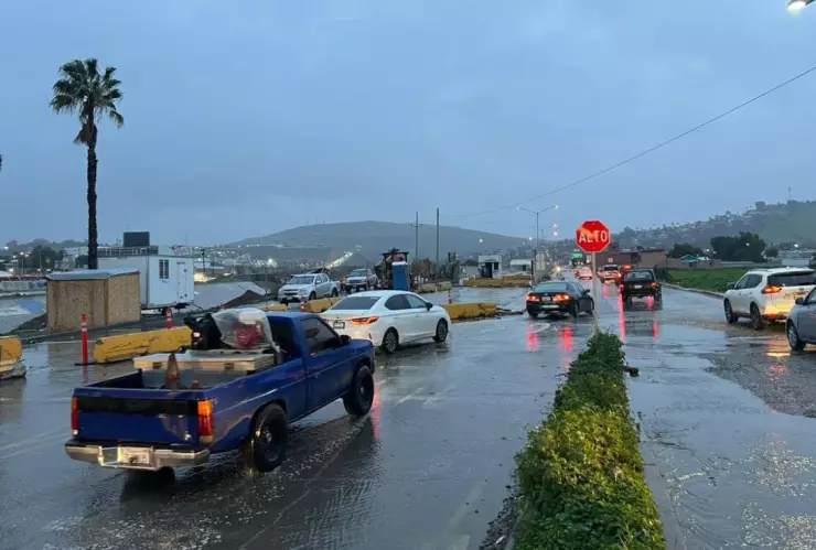 Por fuertes lluvias, cierran terraplén en Tijuana hasta nuevo aviso