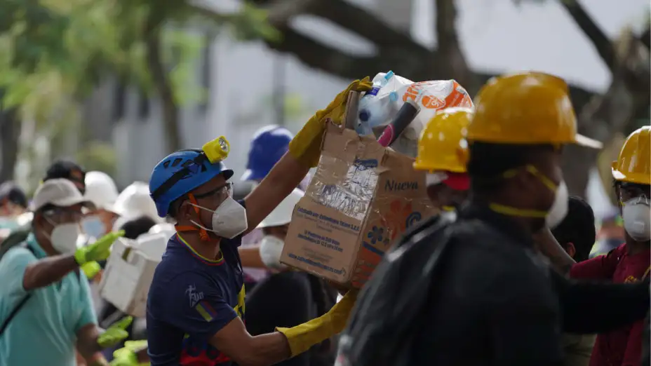 Rescatistas distribuyen paquetes de alimentos en Cali, Colombia.