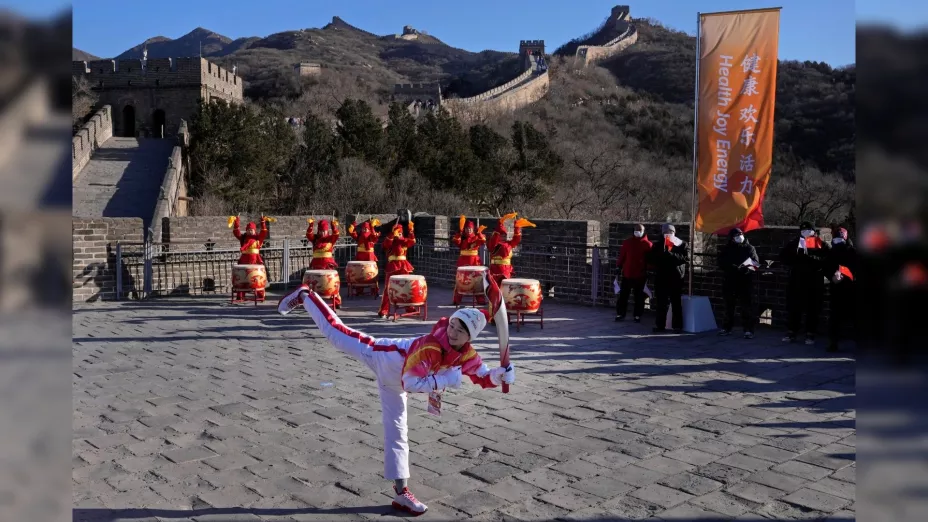 Beijing 2022 Wu Jingyu, campeona olímpica de taekwondo, relevo de la antorcha en la Gran Muralla Badaling, AP Foto Ng Han Guan.jpg