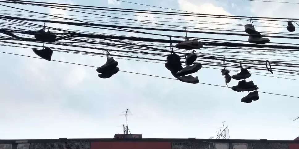colgar los tenis cables