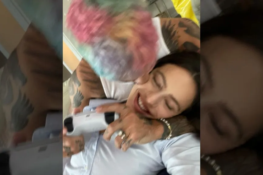 Rauw y Rosalia jugando.jpg