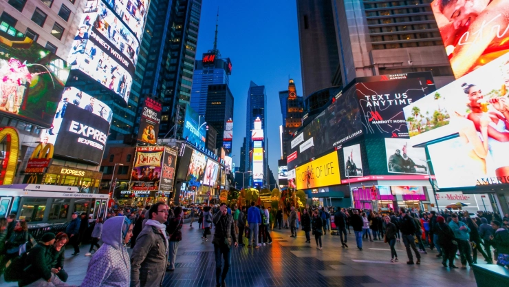 Panorámica de la ciudad de Nueva York de noche con gente.