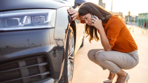 “Se ponchan llantas gratis”: Qué tan legal es cumplir la promesa si alguien tapa mi cochera