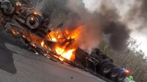 Vehículo se incendia en la autopista Mérida- Cancún; reportan tráfico este lunes 11 de marzo de 2024.jpg