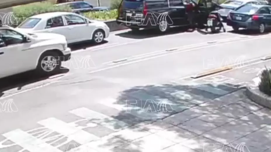 Ladrones-interceptan-camioneta-y-los-asaltan-en-menos-de-30-segundos.