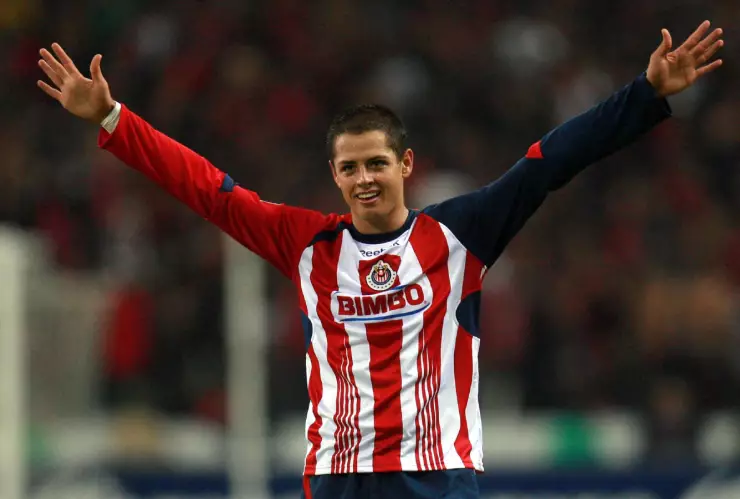 Chicharito Hernández celebra un gol con Chivas