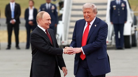 El inusual saludo entre Trump y Putin en Alaska dio inicio a una cumbre clave sobre la guerra en Ucrania. Conoce los detalles del encuentro.