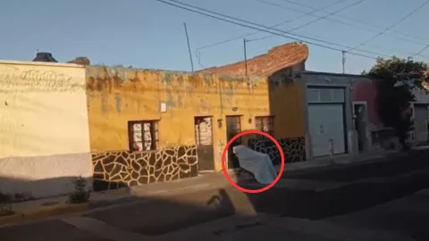 VIDEO | ¡Aterradora imagen! Así fue encontrado el cuerpo de un hombre dentro de un carrito de supermercado en la Col. Del Fresno