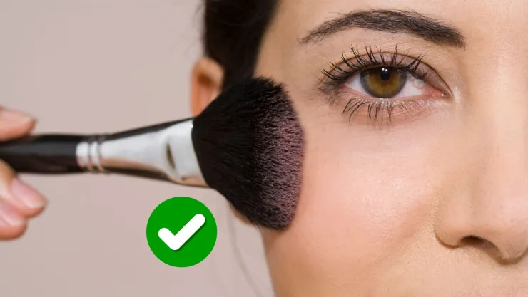 Cómo maquillarte con rubor después de los 40 para lucir más joven: el truco con el blush