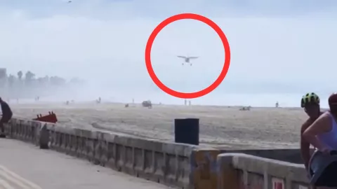 Avión pequeño realiza aterrizaje de emergencia en playa de San Diego