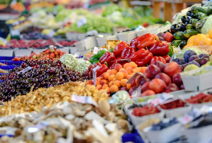 Alimentos y productos que subieron de precio durante la primera quincena de enero de 2025 fueron los plátanos, cigarrillos, servicios de electricidad, derechos por el suministro de agua y pollo.