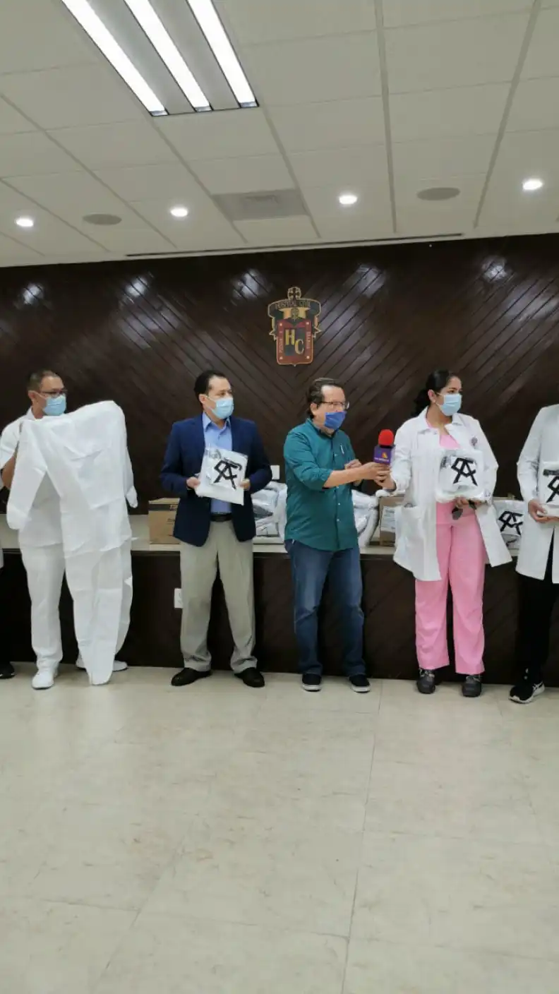 Saúl “Canelo” Álvarez donó decenas de kits a médicos residentes del Hospital Civil de Guadalajara
