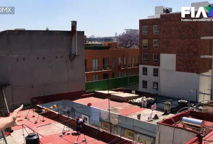 Una vecindad escondida entre nuevos edificios en la colonia Santa María la Ribera, CDMX