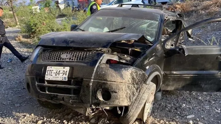 Mujer intenta ganarle paso al tren en Nuevo León y es embestida; hay dos menores muertos 