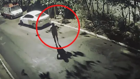Roban a pareja cuando tenían intimidad dentro de auto y así los dejan.