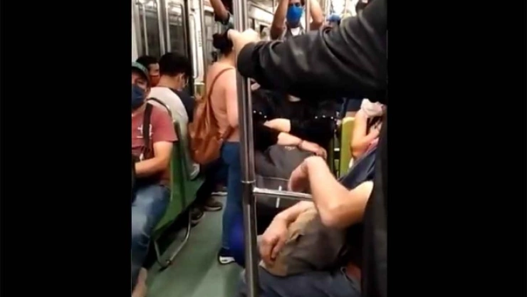 Venden vacuna contra la COVID-19 en Metro CDMX