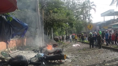 qué-pasa-colombia-ataques-explosivos-puestos-policiales-cali-video.jpeg