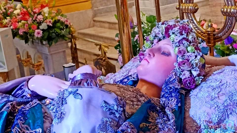 ¿Qué significa la dormición de la Virgen María y por qué se le colocan manzanas alrededor?