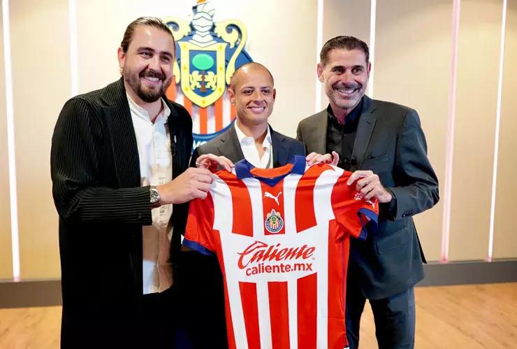 Amaury Vergara, Chicharito y Fernando Hierro.jpg