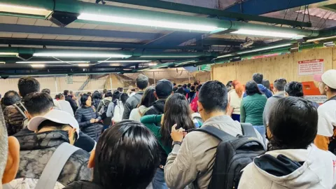 aglomeración de personas, todos esperan poder ingresar a las instalaciones de la estación Constitución de la Línea 8 del Metro CDMX