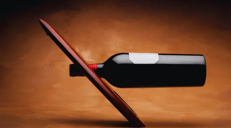 Cómo crear un soporte para botellas de vino con pocos materiales que tienes en casa