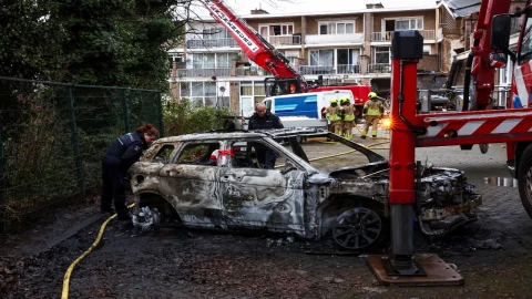 Rescatistas buscando sobrevivientes entre los escombros de un edificio derrumbado en La Haya.