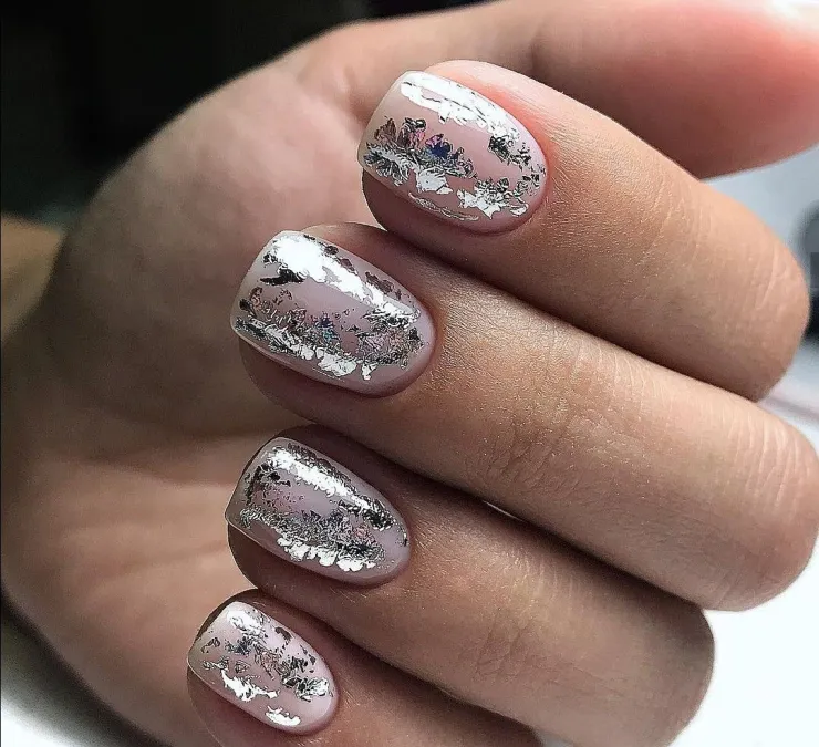 12 diseños de uñas plata que se ven elegantes en cualquier mujer: puedes usarlas para hacer deporte