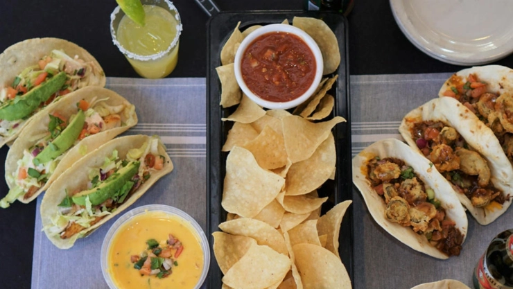 Comida mexicana, como tacos y quesadillas