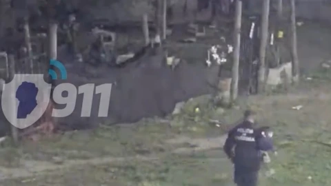 Bebé gateando a las 4 de la mañana en calles de Córdoba en Argentina, iba custodiado por su perro (VIDEO)
