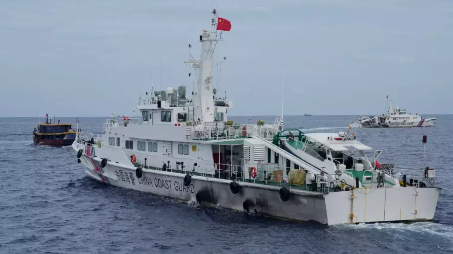 Barco guardacostas chino bloquea un barco de suministro de Filipinas.