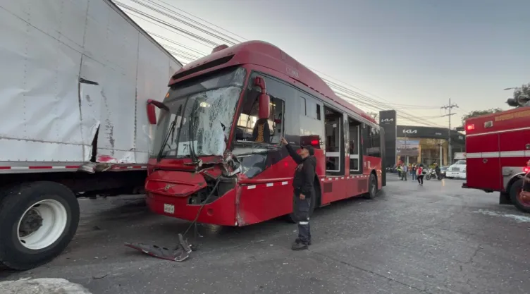 Metrobús de la CDMX choca y deja 11 heridos en la colonia Industrial Vallejo