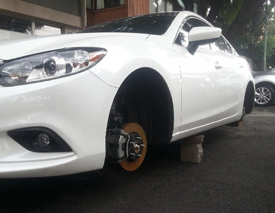 Auto de Juan René Serrano Gutiérrez