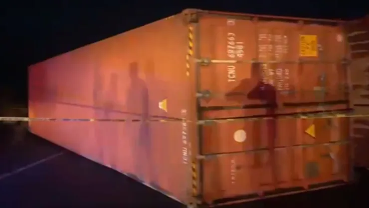 El choque en la arretera Victoria-Monterrey involucró un tráiler de doble remolque que quedó volteado en el pavimento.