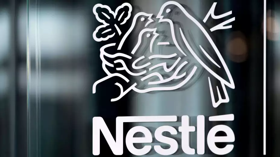 Logo de Nestlé en una ventana de su edificio en Vevey, Suiza.