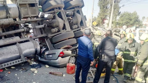 Un tráiler cayó del puente vehicular Henry Ford en la carretera Cuautitlán-Tlalnepantla