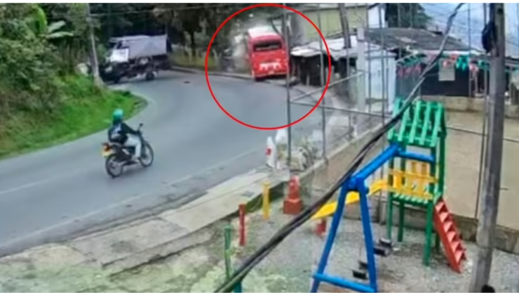 Autobús cae a un barranco.png