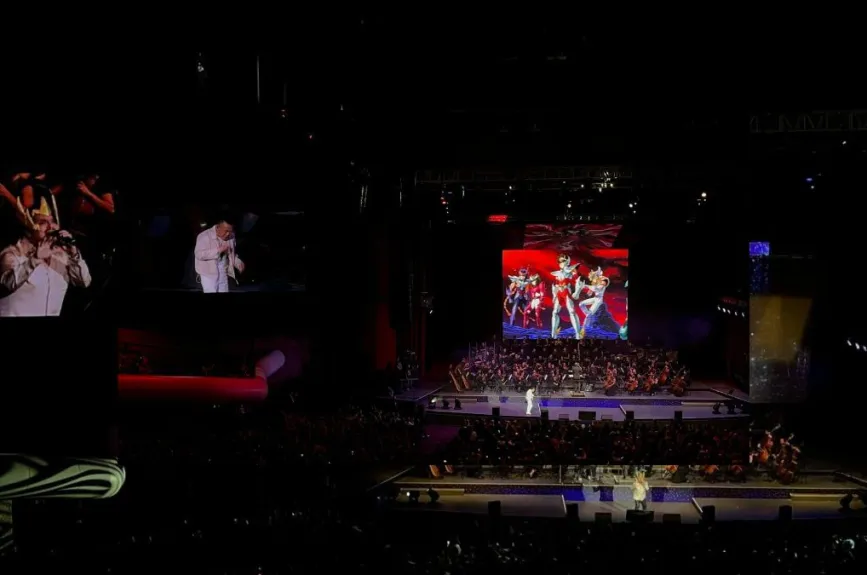 La proyección de escenas icónicas en las pantallas del Auditorio Nacional, acompañadas de las melodías en vivo, permitió a los asistentes revivir las batallas más épicas de los caballeros, sintiendo la energía del cosmos fluyendo en cada nota.