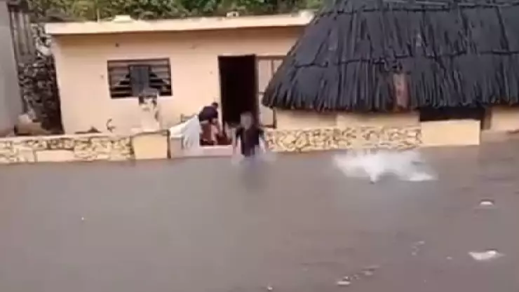 Tras fuertes temperaturas, reportan INUNDACIONES por fuertes lluvias en tekit