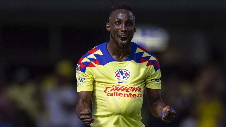 Julián Quiñones festeja gol con América