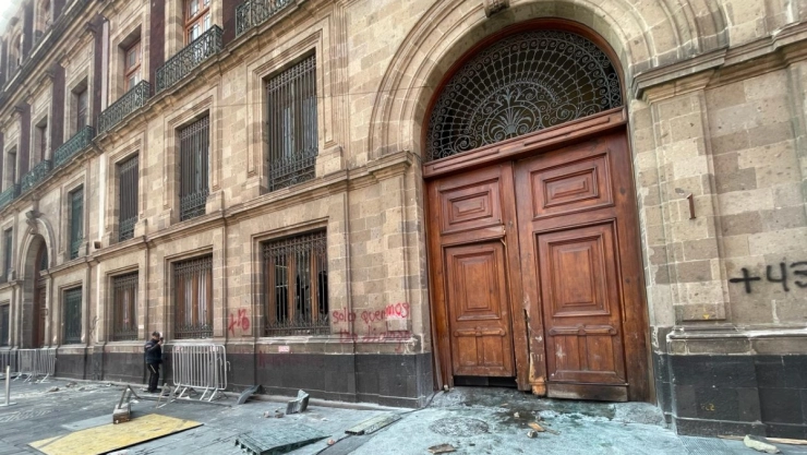 Esta es la pena y la multa millonaria que podrían enfrentar los que derribaron la puerta de Palacio Nacional