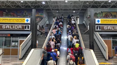 usuarios del Metro CDMX utilizando las escaleras eléctricas