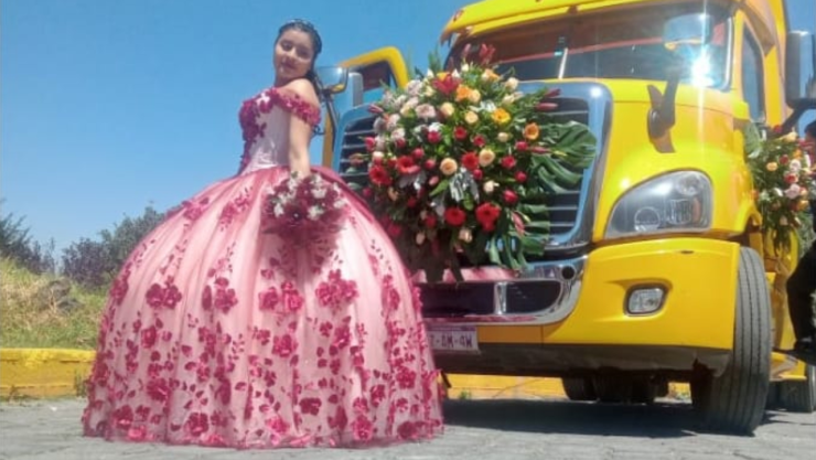 Quinceañera llega a misa en tráiler de su papá