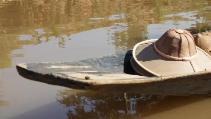 sombrero en el río