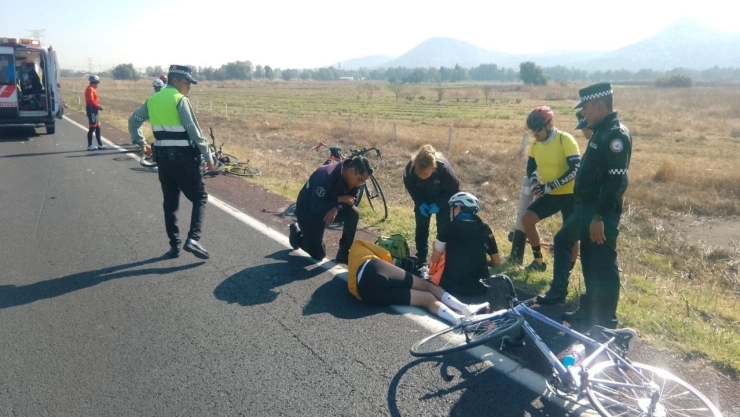 Tragedia en el Edomex: Muere ciclista y tres más resultaron lesionados al ser arrollados en autopista México-Pirámides