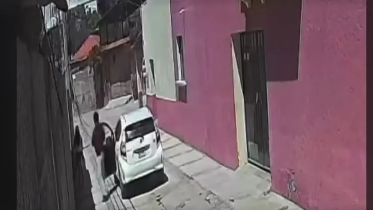 Captan acoso a niña en Tecámac; sujeto bajo de auto y la agrede