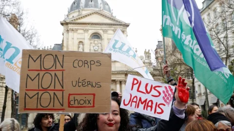 Histórico, Francia es el primer país que convierte al aborto en un derecho constitucional
