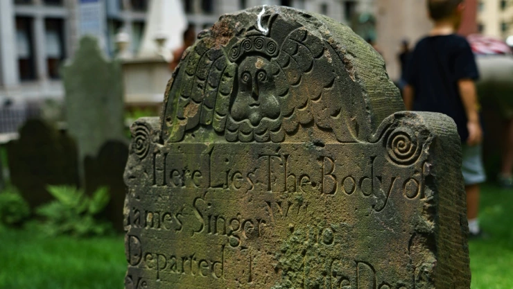 Foto de lápida de cementerio.