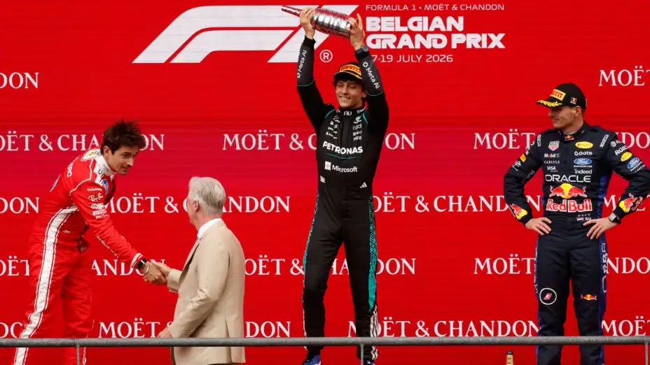 Kimi Antonelli de Mercedes, celebra tras ganar el GP de Bélgica.