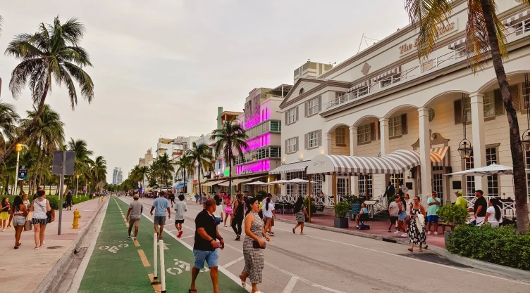 Personas caminan sobre una calle de Miami, en Florida